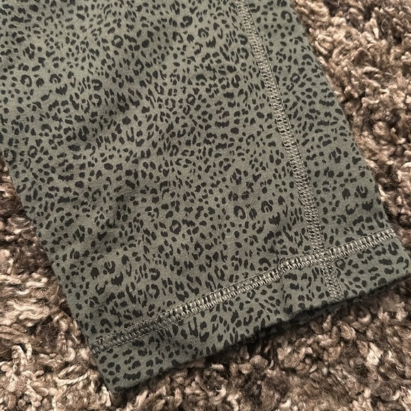OLIVE GREEN CHEETAH INSPIRED LEGGINGS SZ XL NWOT - Picture 2 of 3